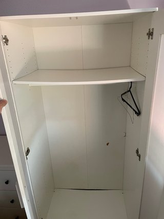 Armario blanco con puertas de madera y pvc blanco