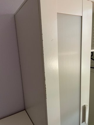 Armario blanco con puertas de madera y pvc blanco