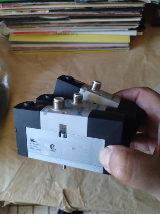 3x Elettrovalvole FESTO 534556 VSVA-B-M52-MH-A1-1R