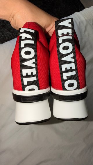 Zapatos deportivos rojos con cuña plataforma