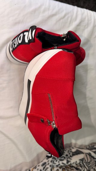 Zapatos deportivos rojos con cuña plataforma