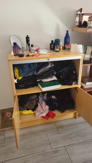 Mueble de madera con tela