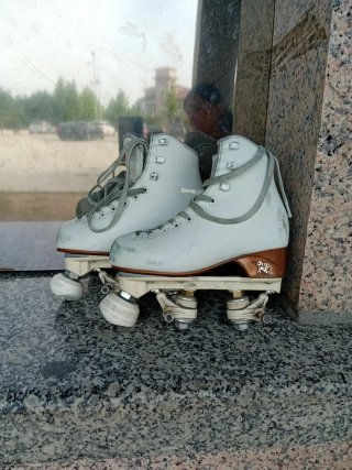 Patines blancos de patinaje artístico