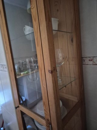 Vitrina de madera y cristal + vajilla