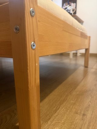 Cama de madera (Ikea) con colchón futón beige