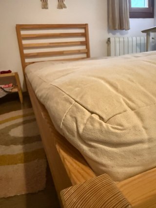 Cama de madera (Ikea) con colchón futón beige