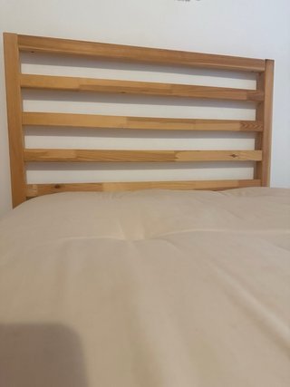 Cama de madera (Ikea) con colchón futón beige