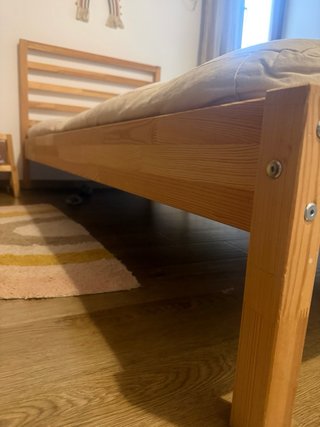 Cama de madera (Ikea) con colchón futón beige