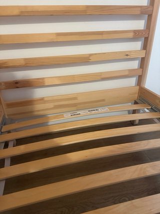 Cama de madera (Ikea) con colchón futón beige