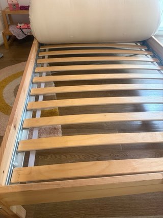 Cama de madera (Ikea) con colchón futón beige