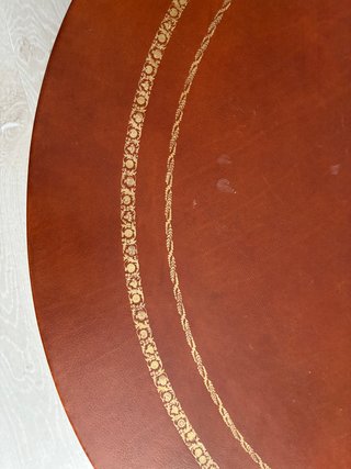 Mesa de salón redonda de piel y madera