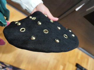 Bolso negro con tachas doradas