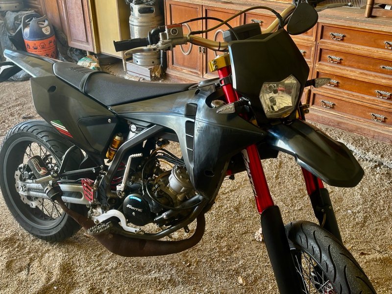 Fantic Supermotard Negra y Roja