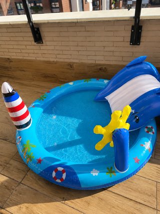 Piscina infantil hinchable con tobogán