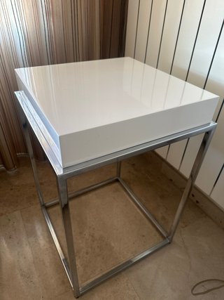 Mesa auxiliar lacada blanca y metal