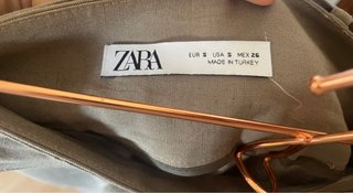 Falda larga Zara caqui con cinturón.