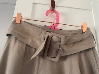 Falda larga Zara caqui con cinturón.