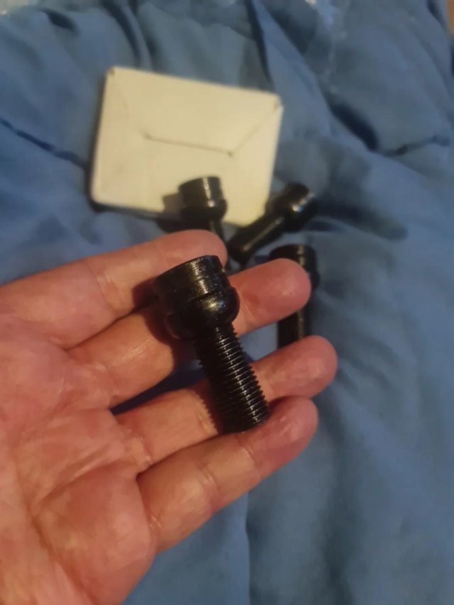 Tornillos Antirrobo Rueda Mercedes Fuengirola