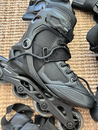 Patines en línea negros + protecciones