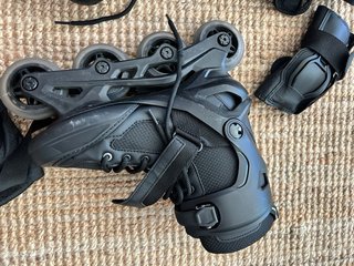 Patines en línea negros + protecciones
