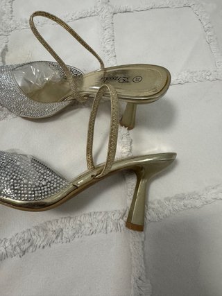 Zapatos de tacón elegantes plateados dorados