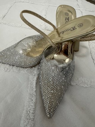 Zapatos de tacón elegantes plateados dorados