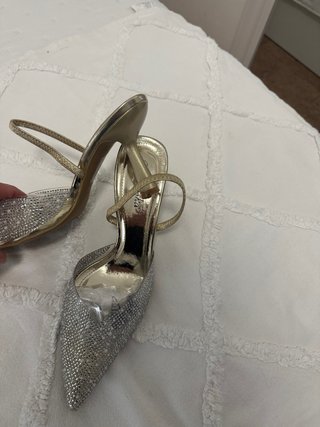 Zapatos de tacón elegantes plateados dorados