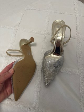 Zapatos de tacón elegantes plateados dorados