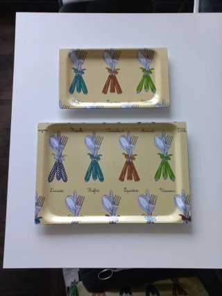 Set di tre vassoi decorati