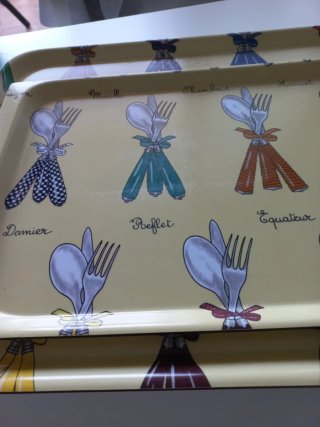 Set di tre vassoi decorati