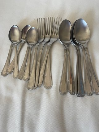 Juego de cubiertos de metal plateado