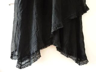 Vestito nero con pizzo e trasparenze