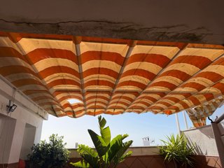 Toldo de tela a rayas