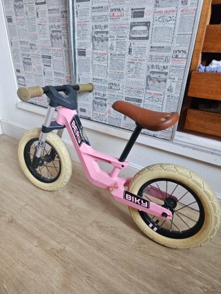 Bicicleta de equilibrio rosa BERG BIKY Retro.