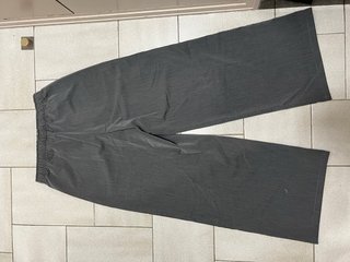 Pantalón fluido gris Stradivarius Talla XS