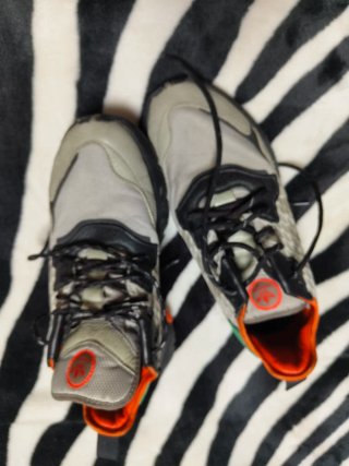 Zapatillas Adidas Grises y Naranjas