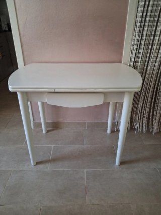 Mesa de cocina blanca con cajón