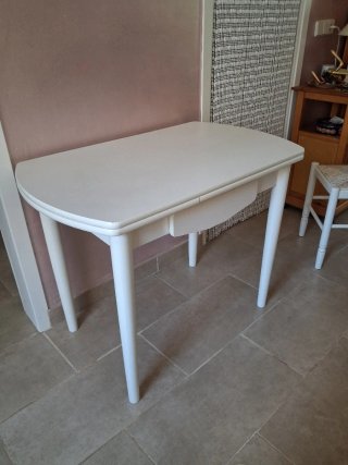 Mesa de cocina blanca con cajón
