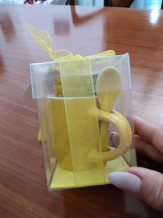 Tazzina in ceramica gialla con cucchiaino