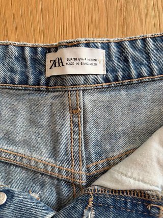 Pantalón corto tejano desgastado