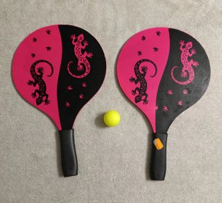 Raquetas de madera con diseño de lagarto
