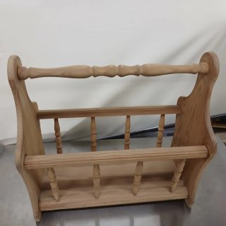 Revistero de madera rústico