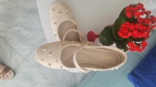 Manoletinas beige con tachuelas doradas