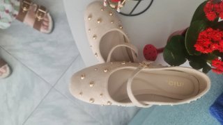 Manoletinas beige con tachuelas doradas