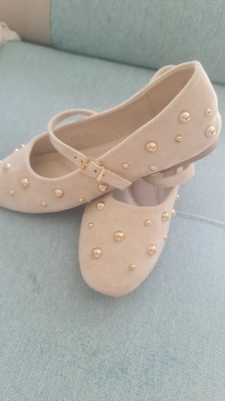 Manoletinas beige con tachuelas doradas