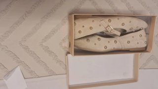 Manoletinas beige con tachuelas doradas