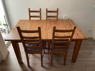 Mesa de comedor de madera
