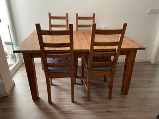 Mesa de comedor de madera