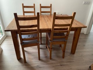 Mesa de comedor de madera