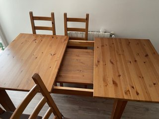 Mesa de comedor de madera